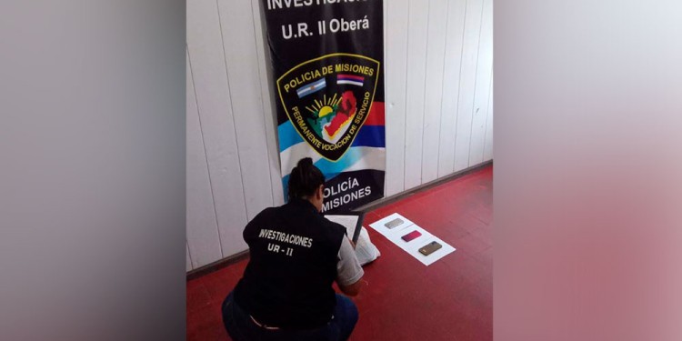 EVIDENCIA. En el marco de los allanamientos concretados ayer se incautaron tres teléfonos celulares.