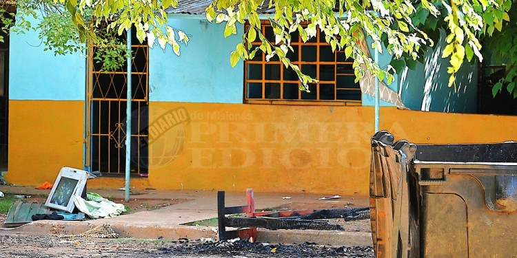 VESTIGIOS DE LA FURIA. Las pertenencias del imputado fueron rotas y prendidas fuego en la esquina de las calles Luchessi y Apóstoles en la chacra 82.