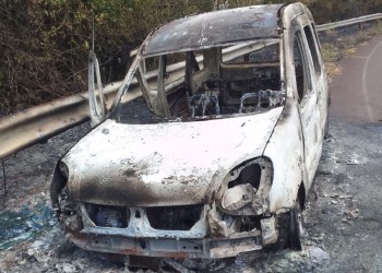 Encuentran un auto incendiado en medio de la ruta provincial 17