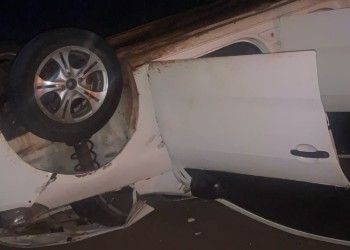 Un auto volcó tras impactar contra dos caballos y sus ocupantes huyeron del lugar