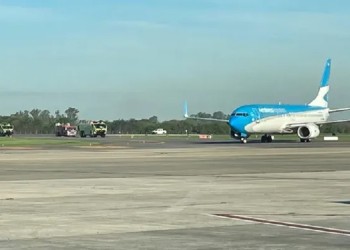 Avión de Aerolíneas aterrizó de emergencia en Ezeiza por posible “ingesta de ave”