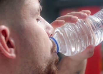 Cuáles son los riesgos de las botellas de plástico reutilizadas