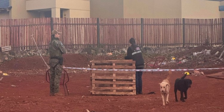 LUGAR. La policía con las pericias en el predio donde la víctima residía y tenía su taller, gomería y lavadero.