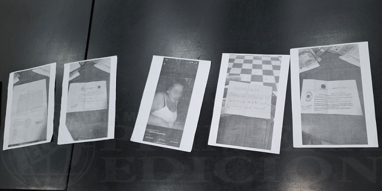 PRUEBAS. La denunciante y las fotocopias de las denuncias ante la justicia. Las niñas quedaron bajo su resguardo pero las acusadas siguen en libertad.