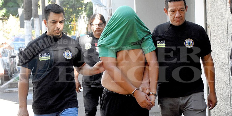 CUSTODIADO. Antes de las 10 de ayer, el detenido llegó al juzgado de calle Santa Fe casi Rivadavia en el centro de Posadas.