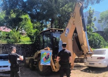 Robaron una retroexcavadora en Brasil y la “escondieron” en Bernardo de Irigoyen