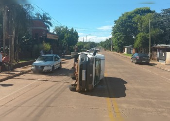 Perdió el control y chocó contra un auto estacionado
