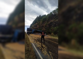 Camión cargado con soja despistó y volcó en Misiones