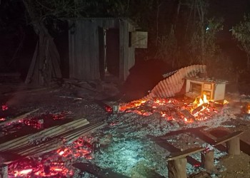 Dos viviendas reducidas a cenizas por el fuego
