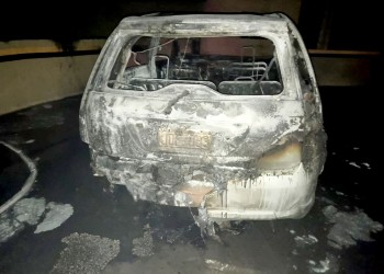 Incendio en estacionamiento de edificio: evacuaron a los vecinos y no hubo heridos