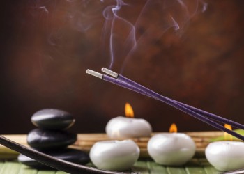 Quemar incienso puede ser igual de nocivo que el humo de un cigarrillo