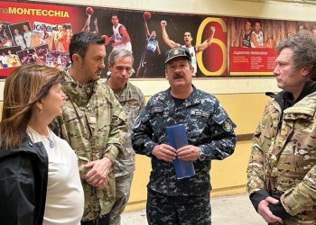 Javier Milei viajó a Bahía Blanca para supervisar la asistencia tras el temporal que dejó 16 muertos.