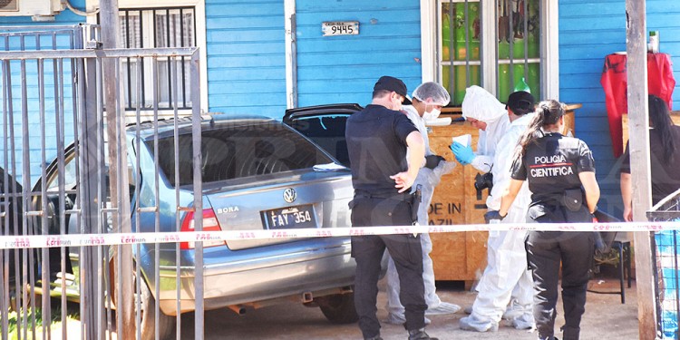 DOMINGO 12 DE MARZO DE 2023. Primeras pericias en la vivienda de la zona sur de la capital provincial donde fue atacada Jésica Galeano.
