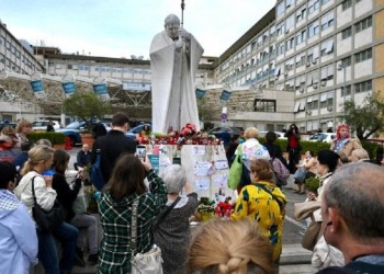 Una radiografía confirma la mejoría del papa Francisco, pero su estado aún es complejo