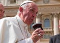 Una radiografía confirma la mejoría del papa Francisco, pero su estado aún es complejo