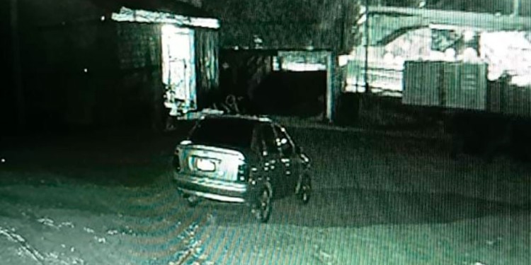 BÚSQUEDA. El posible vehículo en el cual escapó el sospechoso quedó registrado segundos después de hecho.