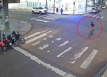 Robó una bici, chocó pocos metros después y ahora pelea por sobrevivir