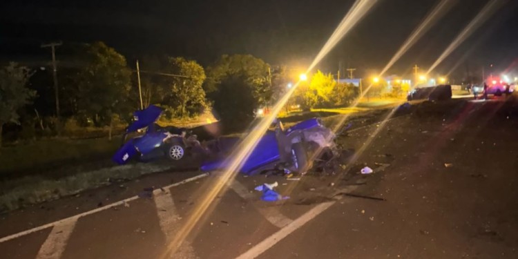 DESTROZOS. El Fiat Duna en el que circulaban las víctimas por la ruta 12, partido al medio tras el impacto.