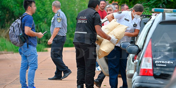 ALLANAMIENTO. Durante la siesta del miércoles fueron secuestrados varios elementos del inmueble del barrio Nosiglia.