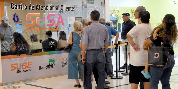ESPERA QUE DESESPERA. Aún con turno, las filas para revalidad datos de los estudiantes en SUSA son enormes.