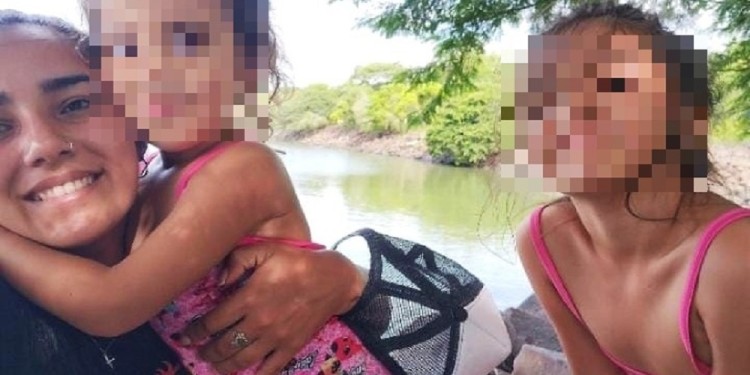 MEDIO AÑO SIN VER A SUS HIJAS. Una de las últimas imágenes juntas.