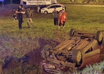 Un auto despistó y volcó en Guaraní dejando a sus ocupantes ilesos