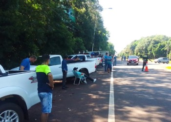 Productores yerbateros intensifican su protesta y cortan la ruta en el acceso a Cataratas
