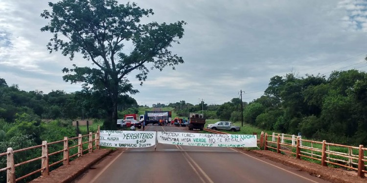 Los reclamos  de los productores yerbateros por un precio justo se vienen realizando a diario en distintos puntos de la provincia.