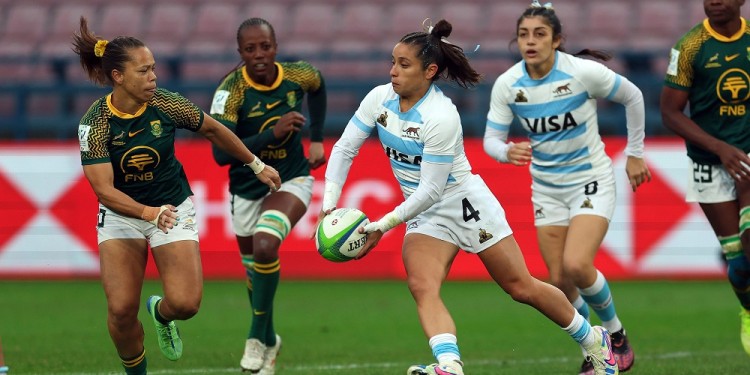 EN ACCIÓN. Paula Pedrozo maneja la pelota durante la final con Sudáfrica.