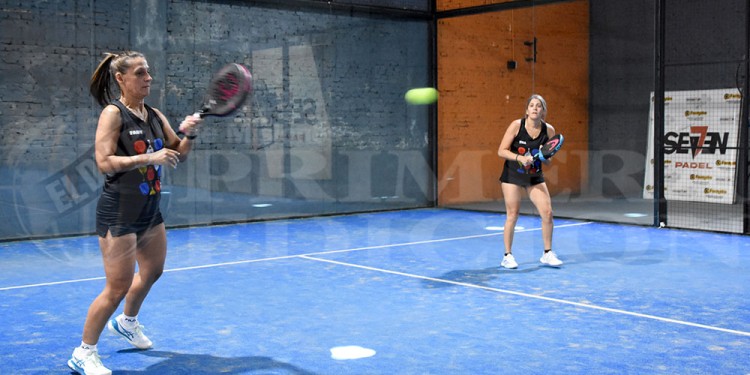 EN ACCIÓN. El certamen organizado por la Asociación Deporte Femenino Misiones concluirá hoy en Arenas Ruta.