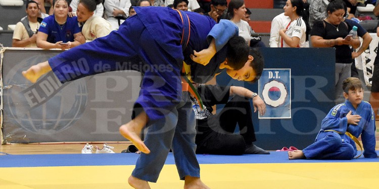 EN ACCIÓN. Los competidores sacaron a relucir toda su destreza sobre el tatami, ayer en el CePARD.