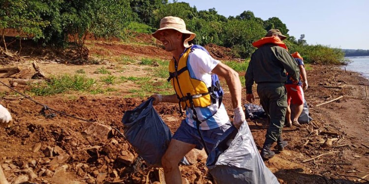 ANTECEDENTE. En 2024 los voluntarios lograron retirar una gran cantidad de basura del río Uruguay. Este año esperan sumar a más voluntarios.