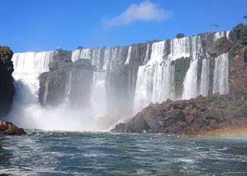 Cataratas copada por los turistas y con buen caudal