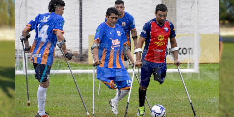 SUPERACIÓN. La doble jornada se disputó ayer en el Club Mitre, donde el anfitrión se dio el gusto de jugar ante su gente.