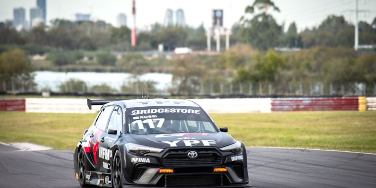 VUELA. Rossi probó el último miércoles en Buenos Aires, con récord incluido.
