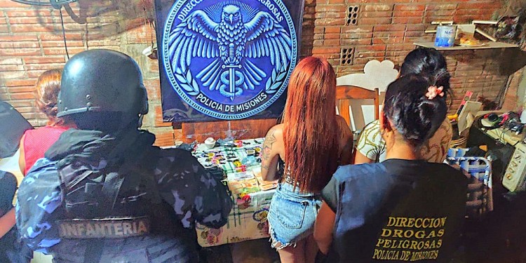 TRES EN FLAGRANCIA. La mujer (izquierda de la imagen) que lideraba punto de venta de clorhidrato de cocaína, una hija y una allegada fueron aprehendidas el viernes por la noche.