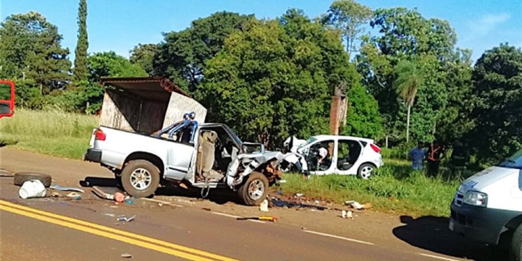 FRONTAL Y FATAL. La camioneta Chevrolet y el Ford fiesta colisionaron a las 8.30 del martes 5 de marzo de 2019.