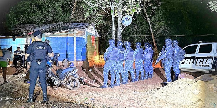 ALLANAMIENTO. Uno de los grupos de Infantería de la UR-V en pleno procedimiento detrás de los organizadores de la intrusión.