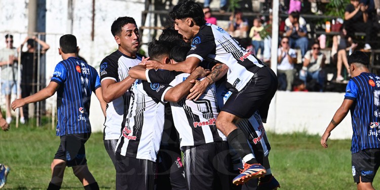 ABRAZO DE GOL. Nahuel Ramírez ya marcó de tiro libre y sus compañeros lo rodean para celebrar el 1-0 con él.