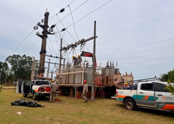 Trabajan para brindar un mejor servicio eléctrico en Comandante Andresito