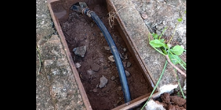 SE REPITE. La caja vacía, sin el medidor arrancado por manos anónimas. La acción deja sin servicio al usuario y mayores costos para la CEEL.