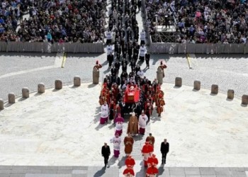 Miles de personas esperan en la Basílica de San Pedro para despedir al papa Francisco