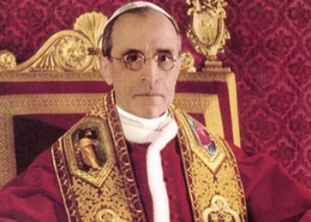 La historia de Pío XII, el papa que explotó en su propio funeral