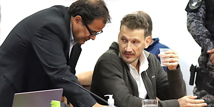 AGUA Y DIÁLOGO. Germán Kiczka (44) sentado escucha a su abogado Gonzalo De Paula en el inicio de la audiencia de ayer.