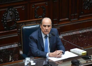 Francos defendió el plan económico y se negó a responder sobre el escándalo cripto