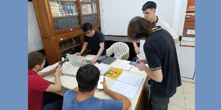 SISTEMATIZACIÓN. Largas horas de trabajo en equipo en la biblioteca.