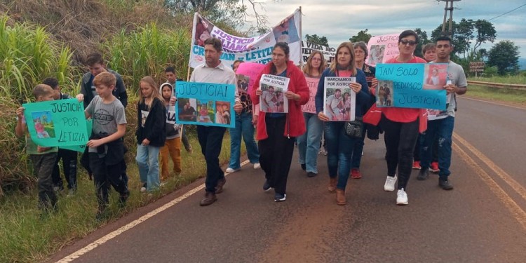 PEDIDO. El sábado familiares y allegados de los fallecidos marcharon por Dos de Mayo en reclamo de justicia.