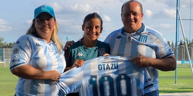 ORGULLO FAMILIAR. Milagros, con sus papás, Favio Otazú y Gloria González, el día del reconocimiento en Racing.