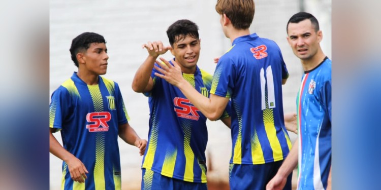 GOLEADA. Los pibes de Mitre ganaron, gustaron y golearon en Rocamora. (Foto ph_lautim).