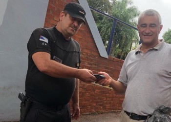 Un policía encontró una billetera con dinero, buscó a su dueño y se la devolvió